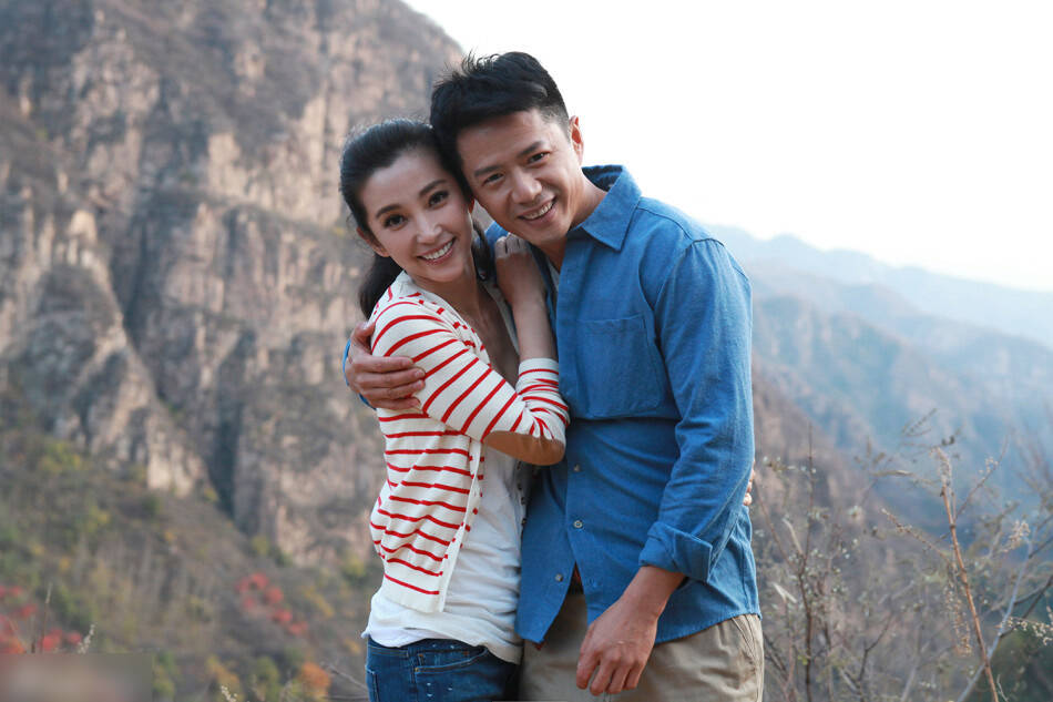 李冰冰晒照为段奕宏庆生 搂腰拥抱亲密无间