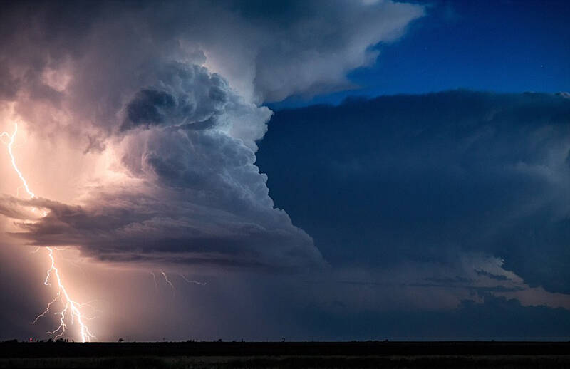 龙卷风与闪电交汇瞬间