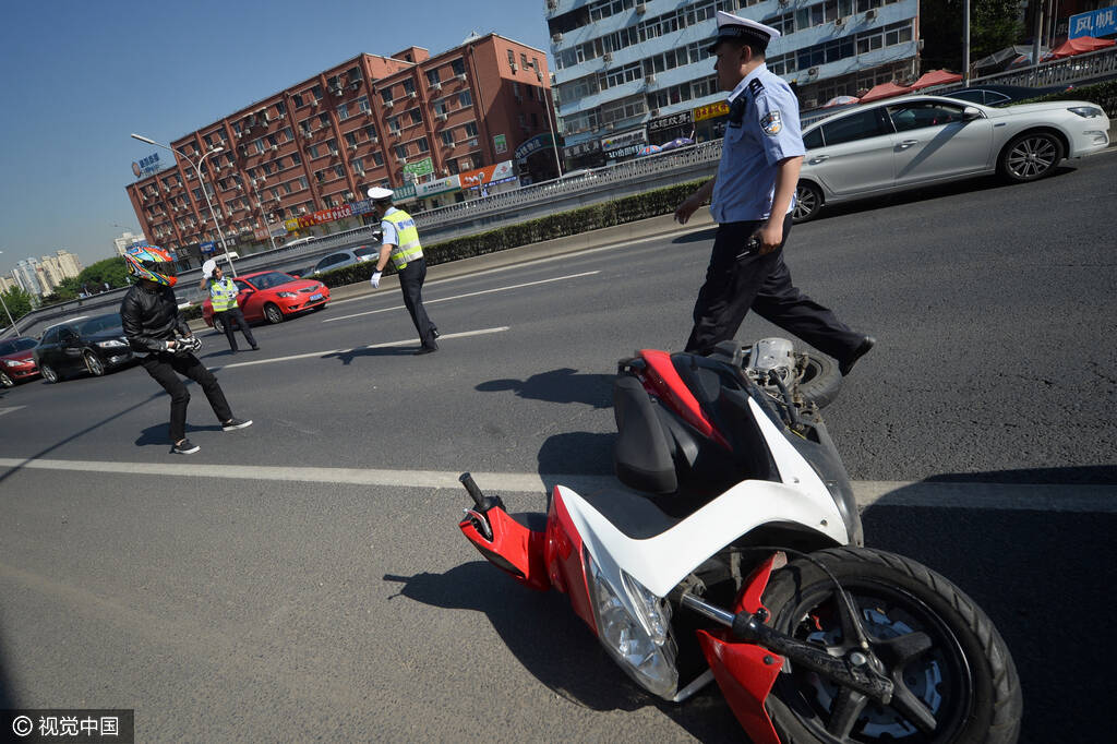北京交警整治违规上路摩托车 车主闯卡倒地