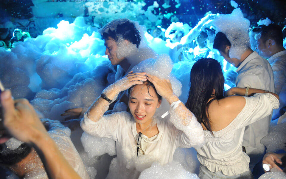 音乐节上大家都这么玩!嫩模湿身表演