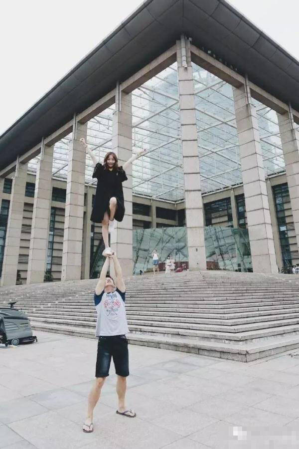 有穿学士服的,有穿休闲款的,照片风格各异,时而腾空跃起,时而单手托举