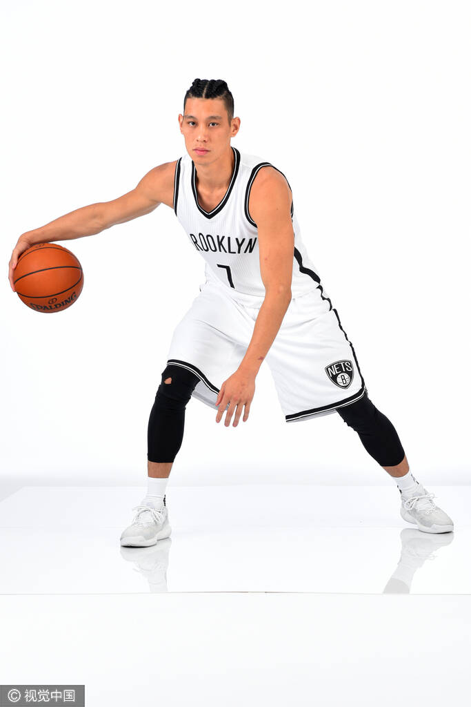 书豪亮相篮网 拍摄新赛季写真发型抢眼