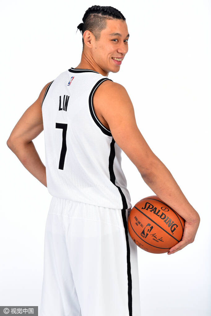 书豪亮相篮网 拍摄新赛季写真发型抢眼