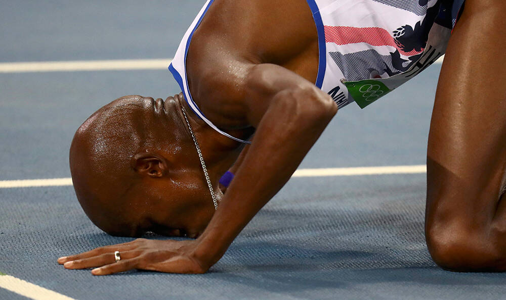 男子10000米决赛,英国选手法拉赫在途中摔倒后仍夺冠,无愧"万米之王"