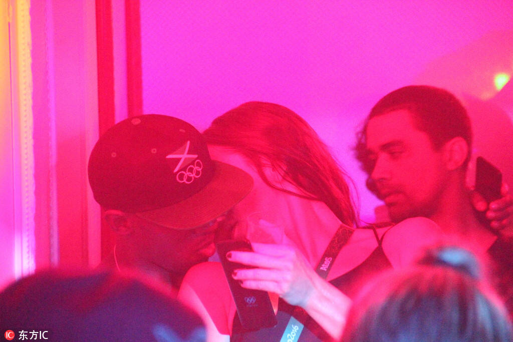 博尔特夜店狂欢 与神秘女子忘情激吻