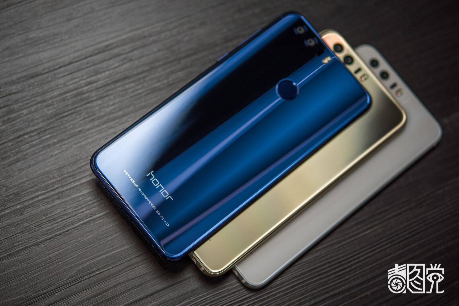 荣耀8图赏:三色机身双面玻璃