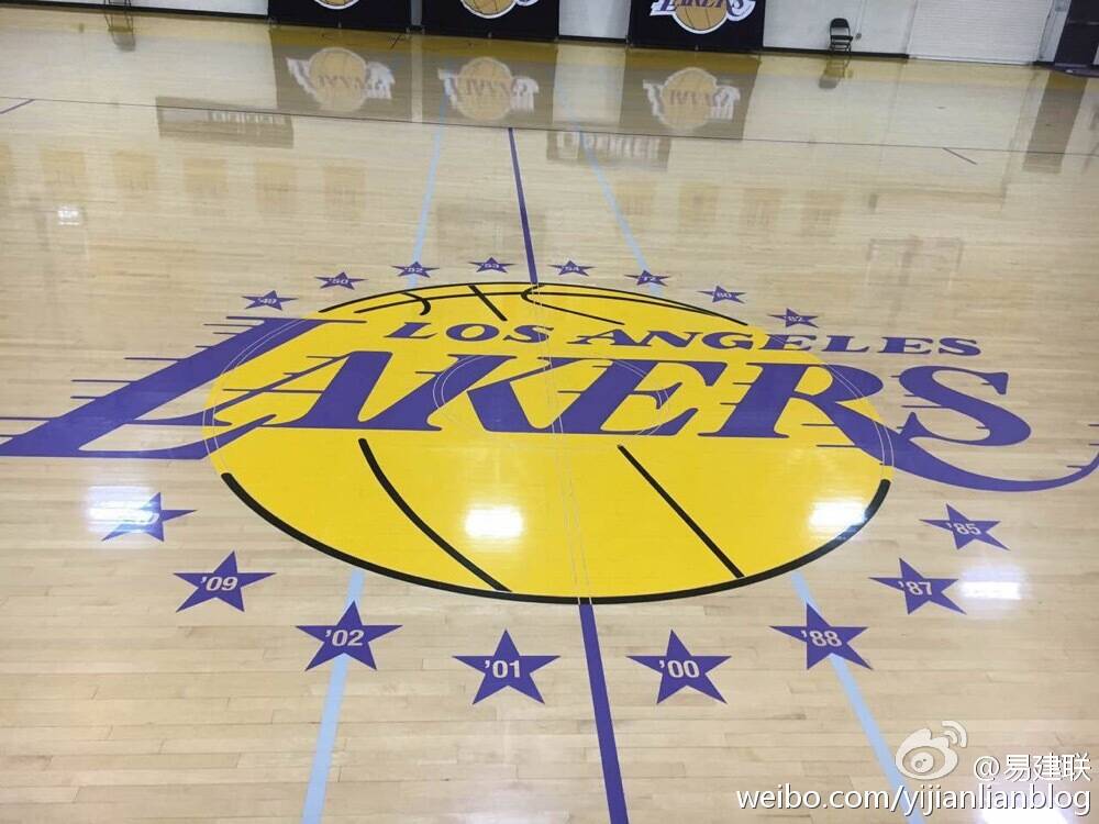 阿联签约现身湖人球馆 鼓励自己:加油