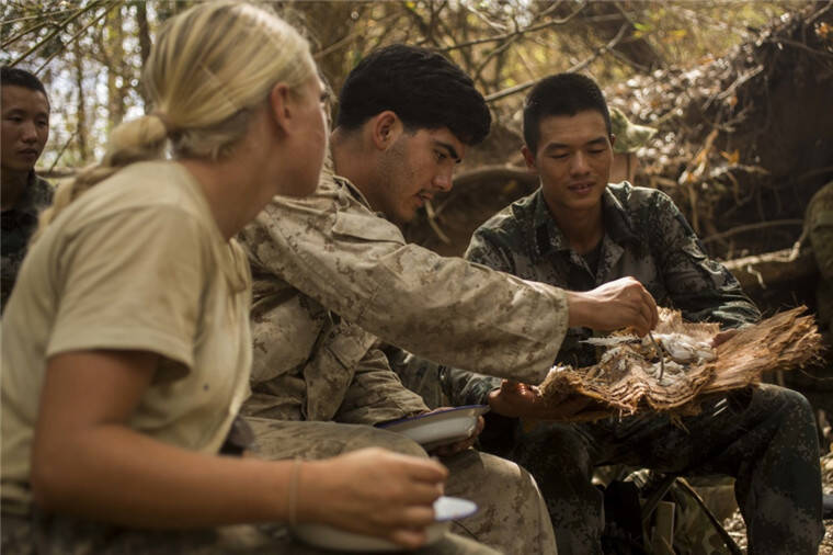 澳美陸軍技能聯合訓練8日在澳大利亞達爾文附近的軍營結束了實際訓練