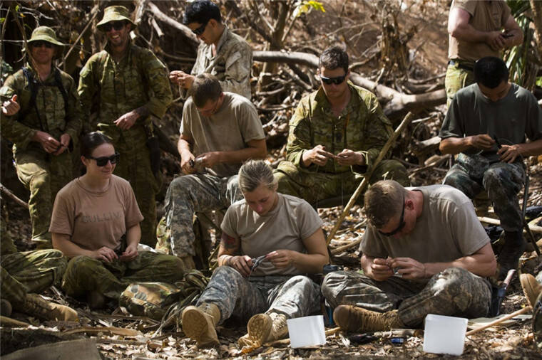 澳美陸軍技能聯合訓練8日在澳大利亞達爾文附近的軍營結束了實際訓練