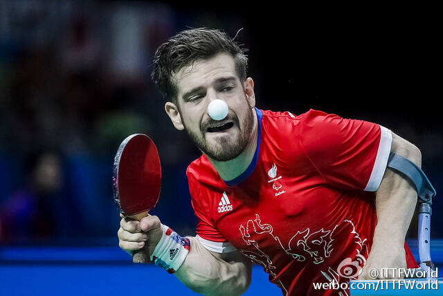 英国选手大卫-韦瑟里尔3-0击败了埃及无臂选手哈麦德-易卜拉欣