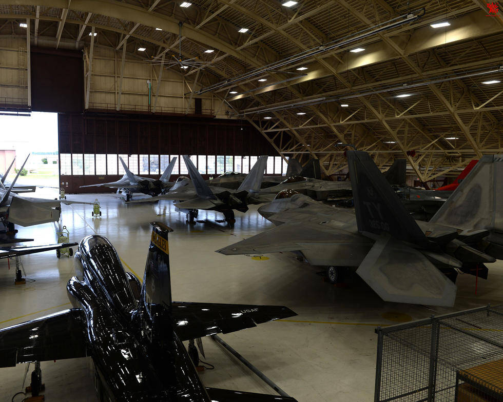 美军f-22为躲避台风钻进机库