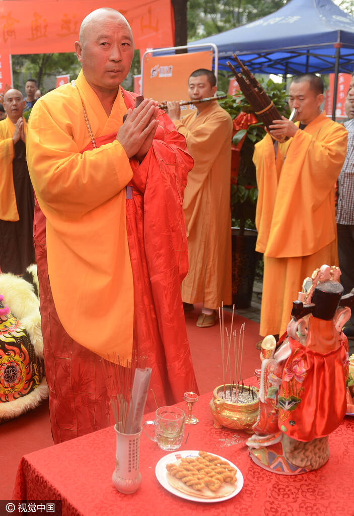 太原商家开业 邀和尚助阵开光