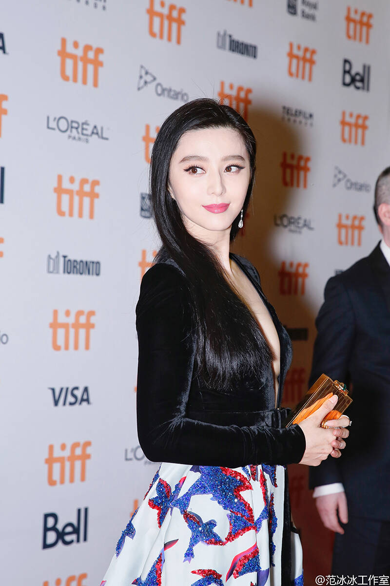 超性感!范冰冰深v礼服现身多伦多