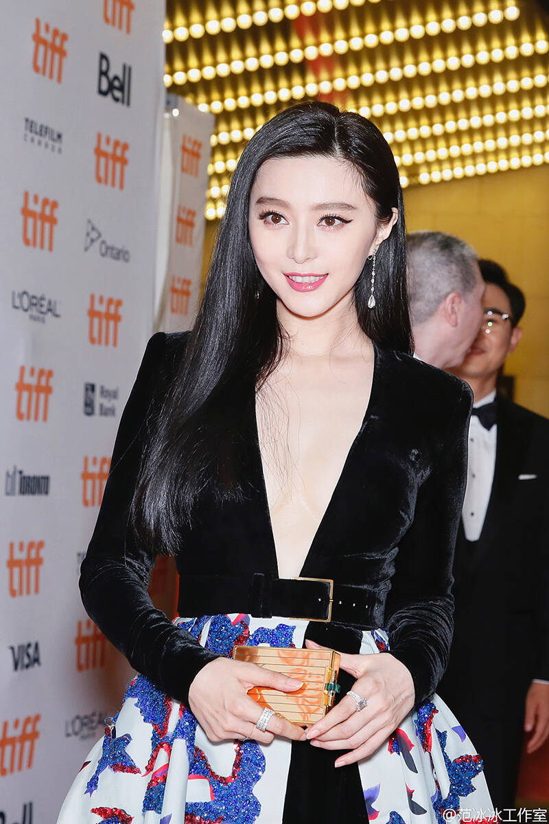 超性感!范冰冰深v礼服现身多伦多