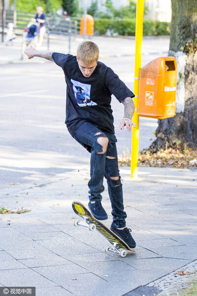 (图文/视觉中国)  比伯玩滑板腾空炫技 比伯姿势炫酷.