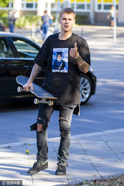 比伯玩滑板腾空炫技