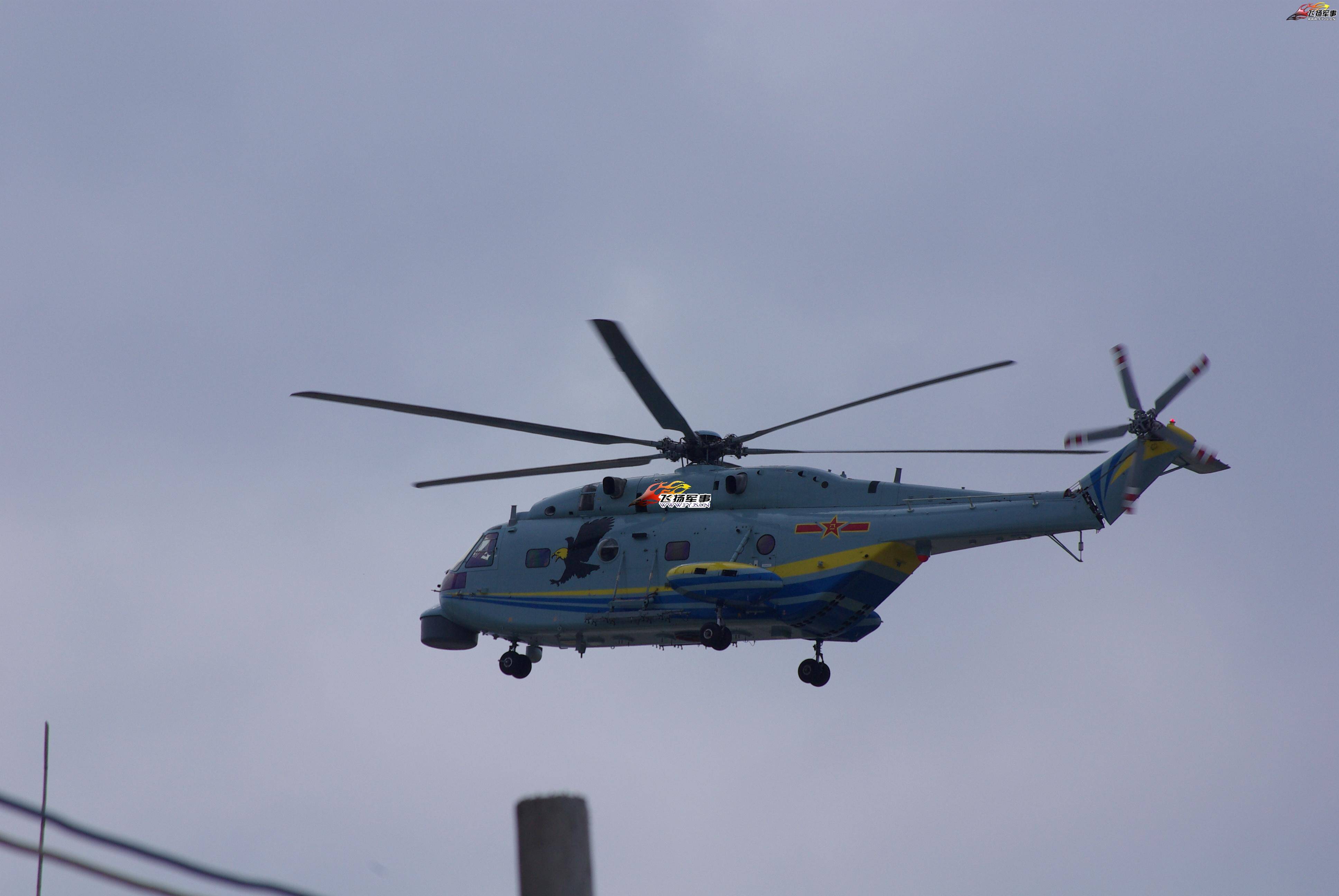 网友拍直-18f航母专用反潜直升机 超低空飞过树梢