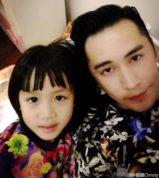 张伦硕和钟丽缇女儿搞怪九连拍 二人关系超亲密_手机凤凰网