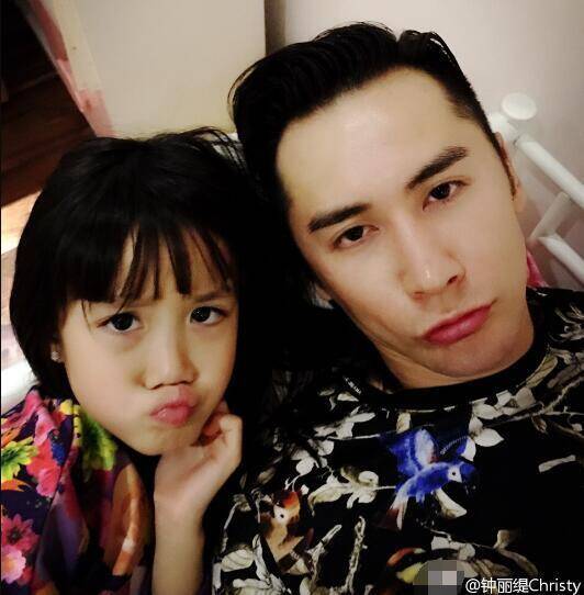 张伦硕和钟丽缇女儿搞怪九连拍 二人关系超亲密_手机凤凰网
