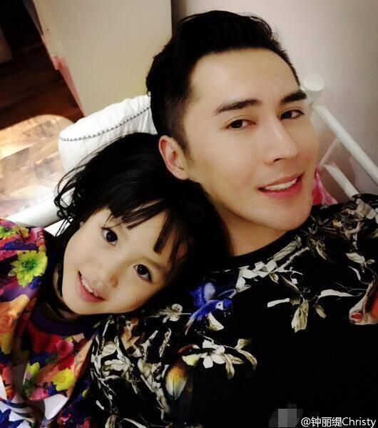 张伦硕和钟丽缇女儿搞怪九连拍 二人关系超亲密_手机凤凰网