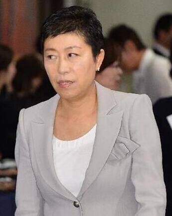 "美女刺客"有颗玻璃心 日本女防卫大臣答辩被整哭