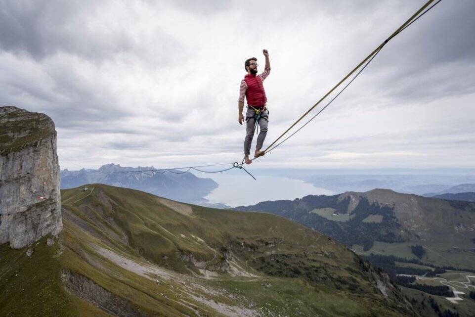 男子2000多米高空玩命走绳索