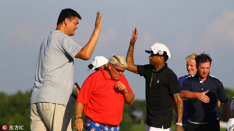 姚明携艾弗森战观澜湖明星赛 击掌庆祝