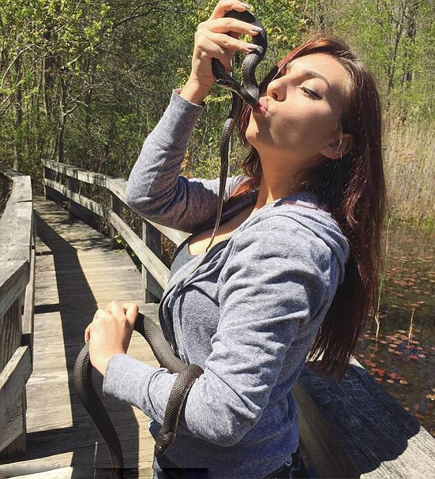 美国女生与蛇亲吻合影 为蛇正名