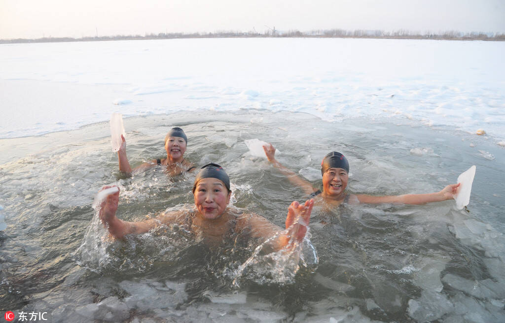 东北大妈在松花江中冬泳画面