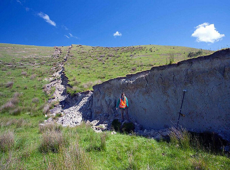 新西兰强震后地面隆起 形如"长城"