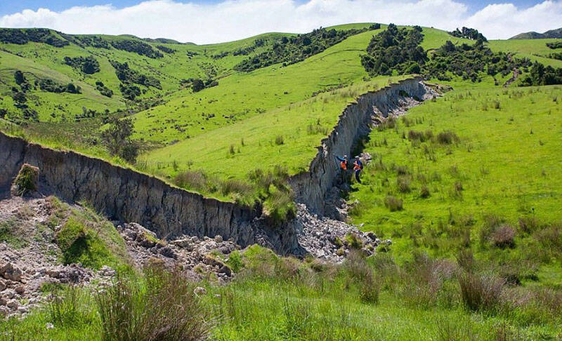 新西兰强震后地面隆起 形如"长城"