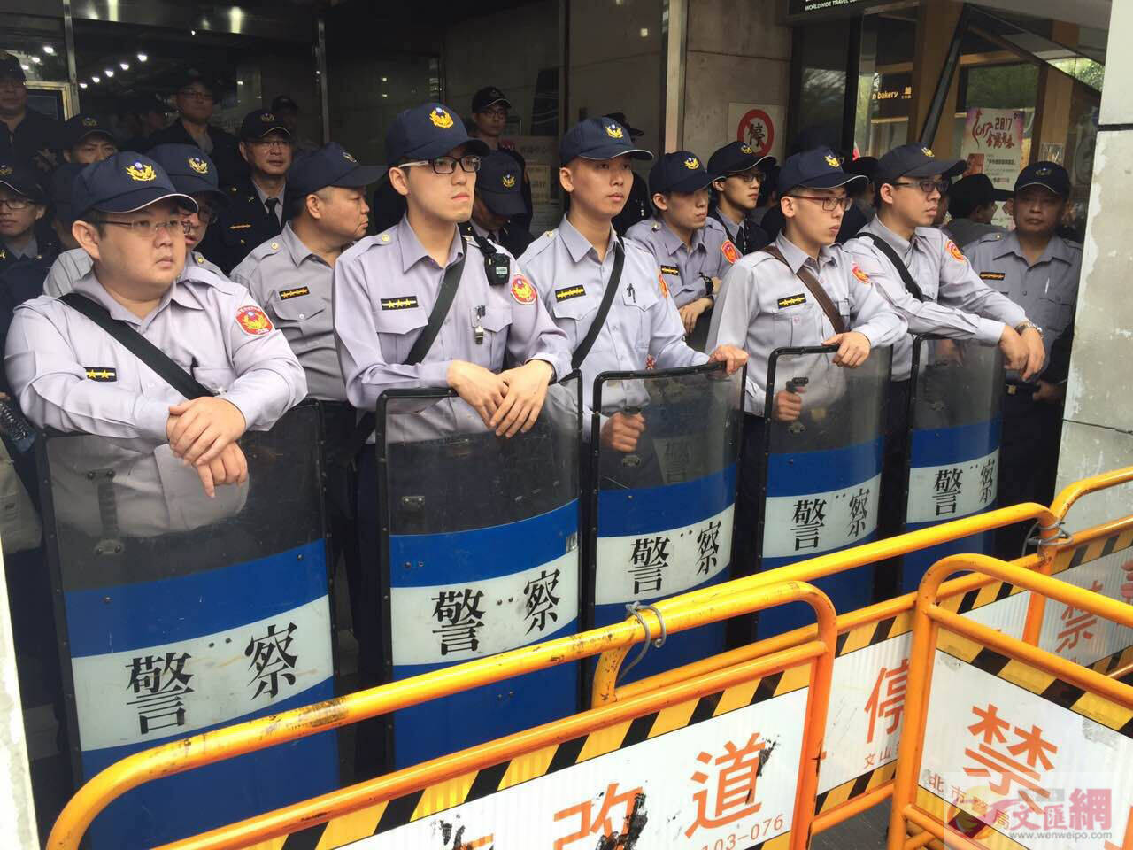 “港独”分子参加“台独”论坛 遭民众抗议_手机凤凰网