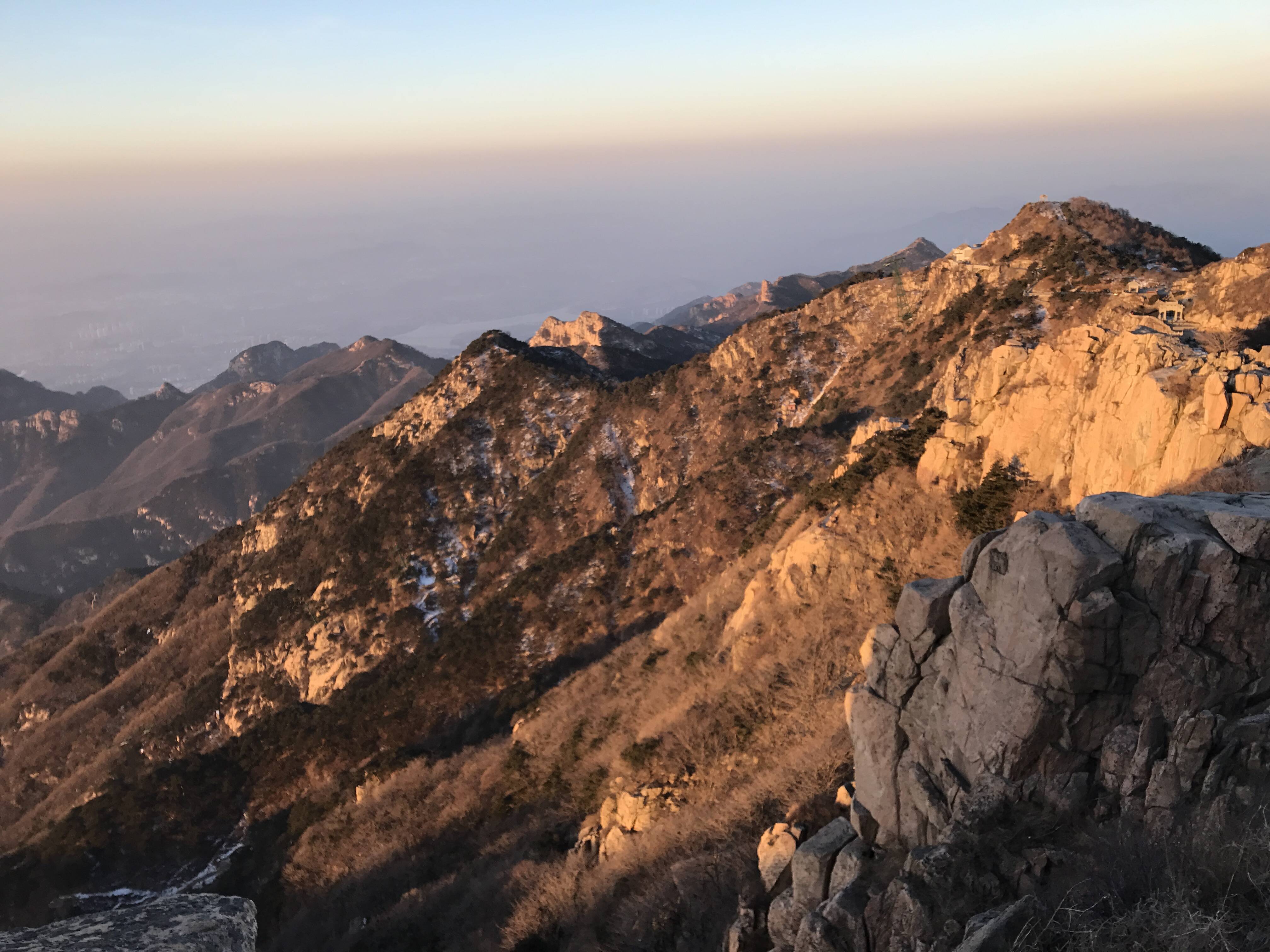 泰山日觀峰,網友拍攝春節前最後一次日出