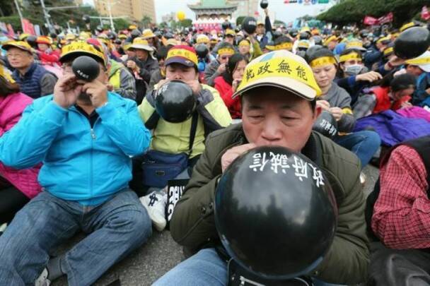 台北万人上街撒纸钱抗议退休改革_手机凤凰网