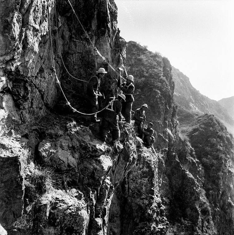 解放军工程兵冰天雪地修筑公路旧照