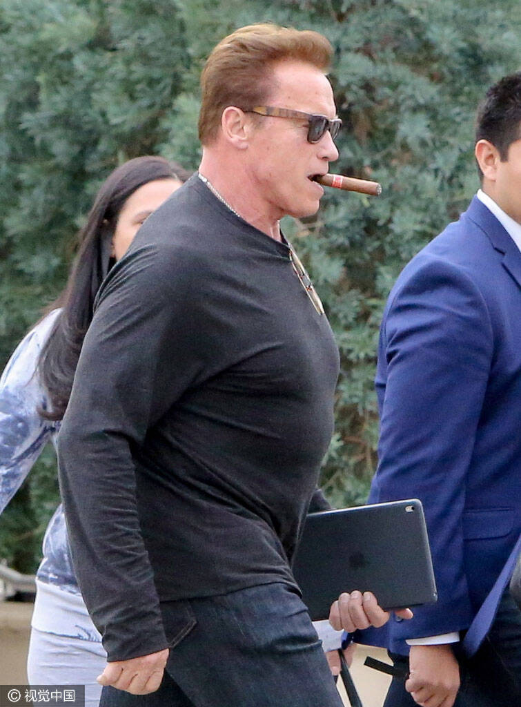 70岁施瓦辛格当街抽雪茄 健硕身材抢镜