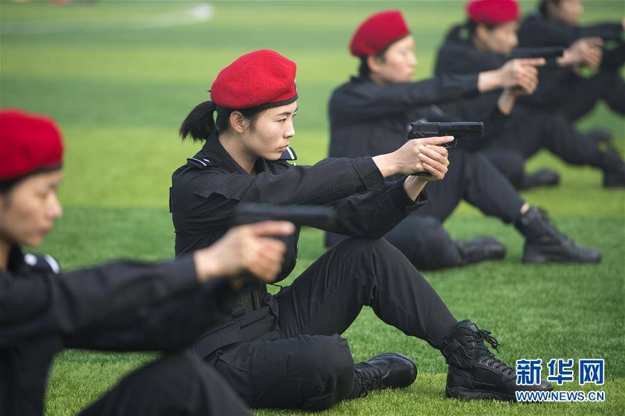 1/6 3月7日,武汉女子特警大队的副大队长刘亚男为队员们讲解格斗要领.