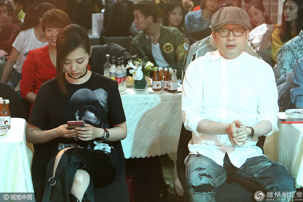 张靓颖助阵刘美麟生日会 台下与老公低调保持距离