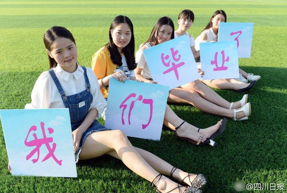 护理专业拍毕业照:男同学需举纸牌标注自己性别