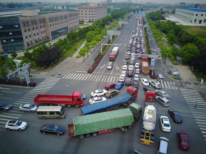 g15沈海高速南通段现端午节返程车流高峰