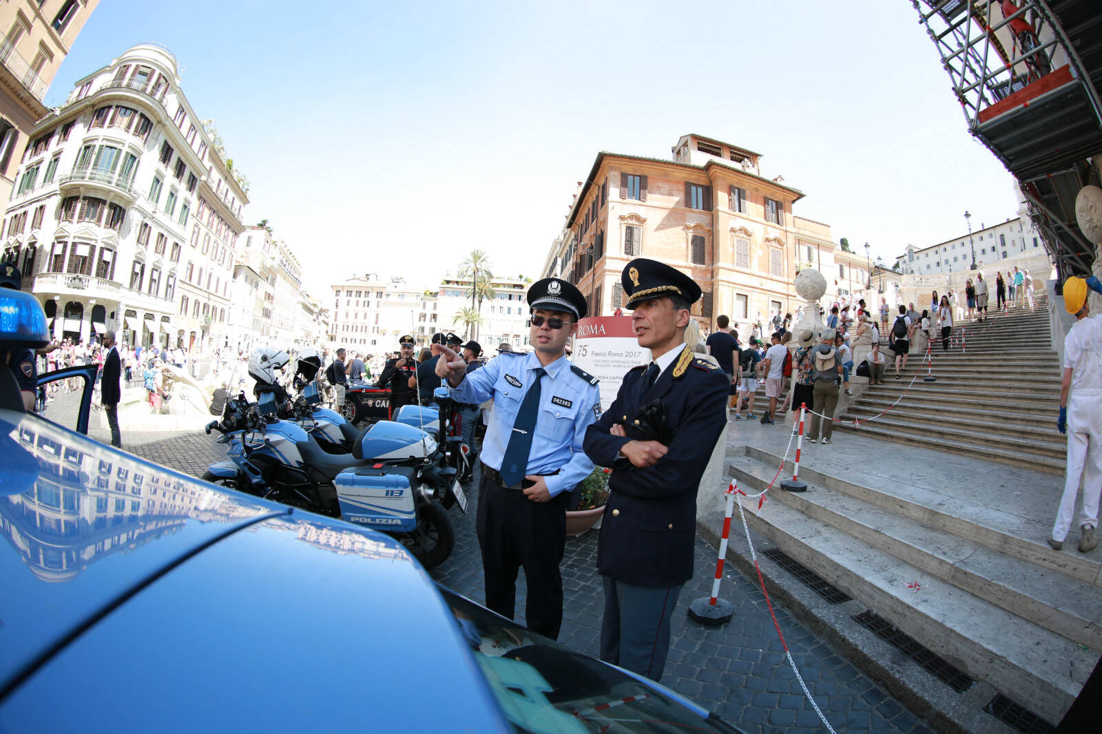 下一个图集 甲板停满歼15的辽宁舰最新出海训练照曝光 左滑进入下一