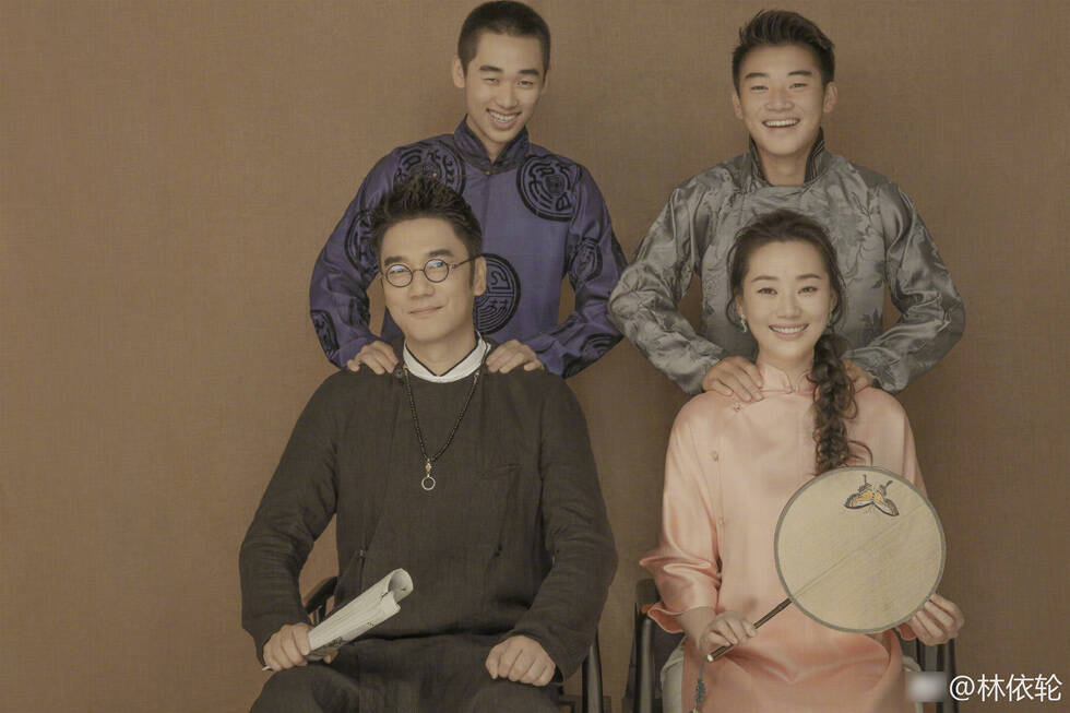 结婚二十二周年的纪念日,他也在今天晒出了著名摄影师陈漫为他们一家