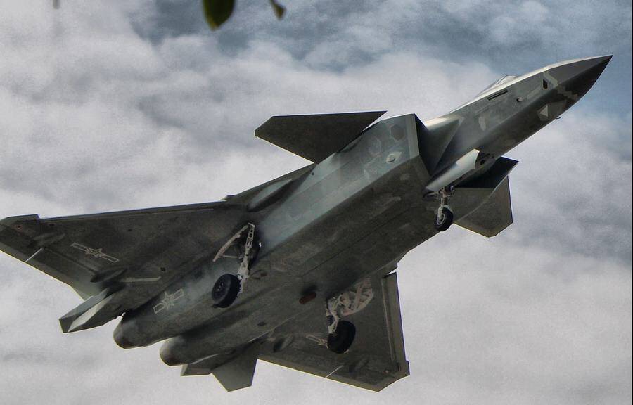 歼20再试飞 起落架舱数字含义不明