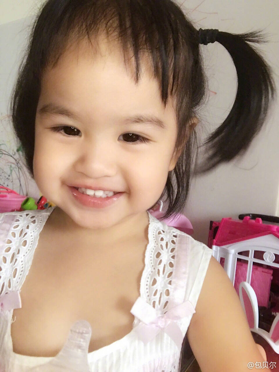 包贝尔晒女儿萌照