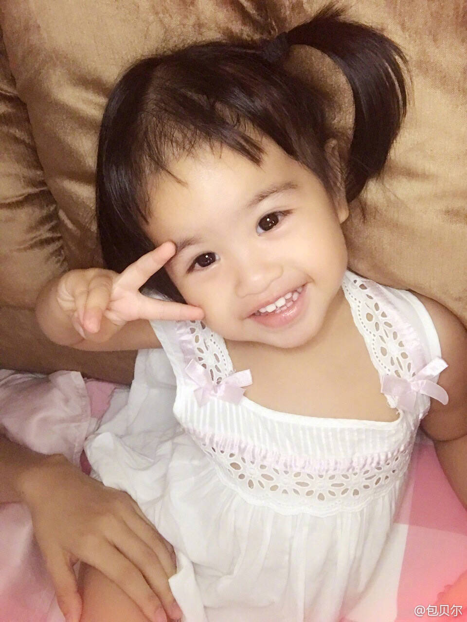 包贝尔晒女儿萌照