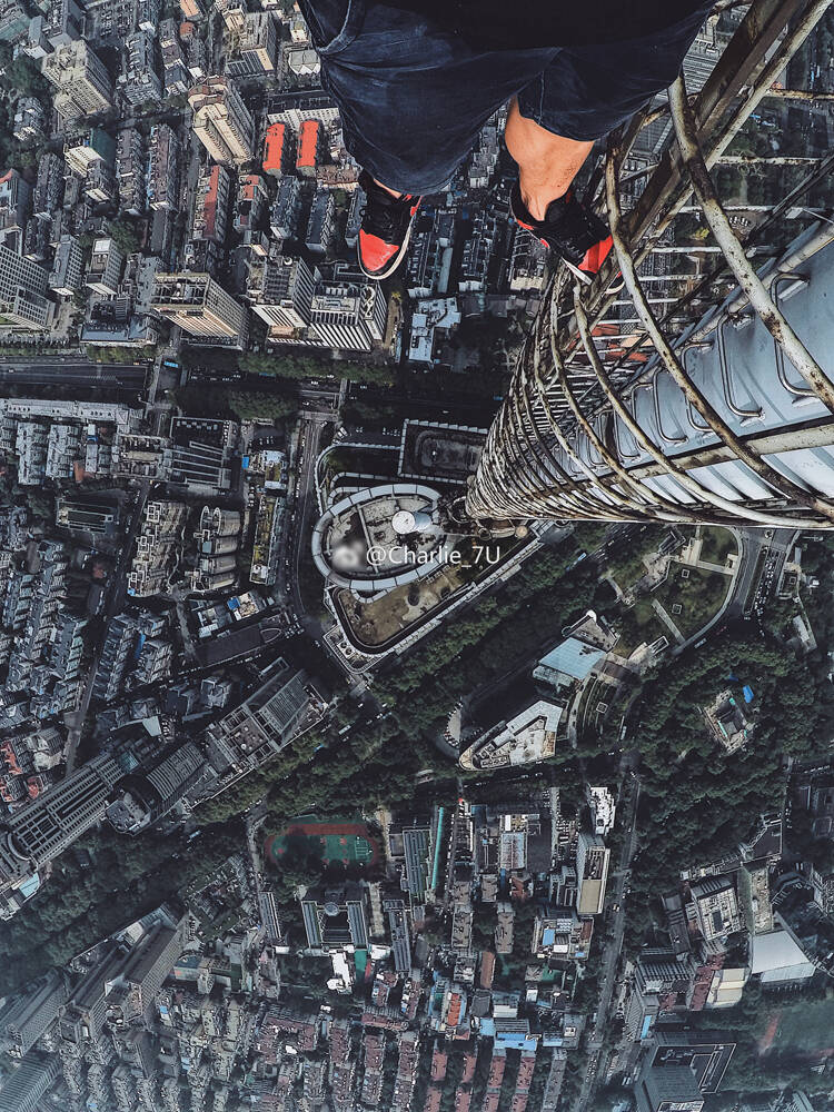 四男徒手爬紫峰大厦塔尖自拍