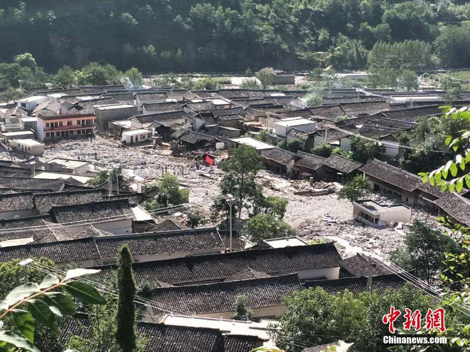 甘肃文县泥石流:村庄"撕裂"成两半