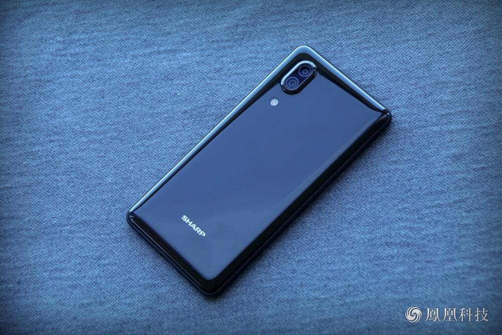 全球首款异形全面屏手机 夏普s2抢先看