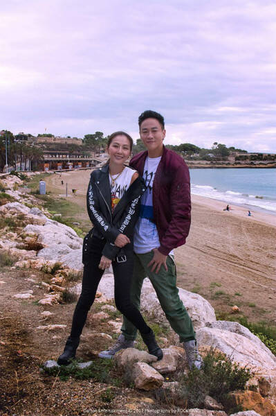 何润东夫妇结婚1周年 甜蜜合照配一脸