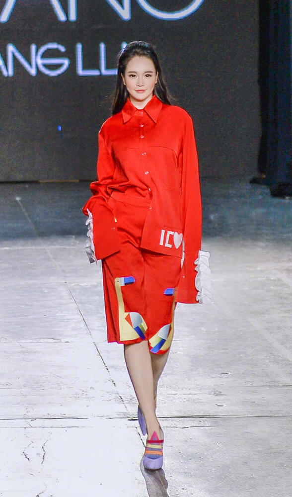 冉莹颖纽约霸气走秀 红裙艳光四射